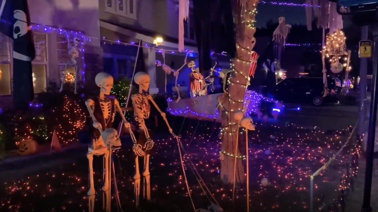 Friendly competition as neighbors in Mesa turn their homes into a